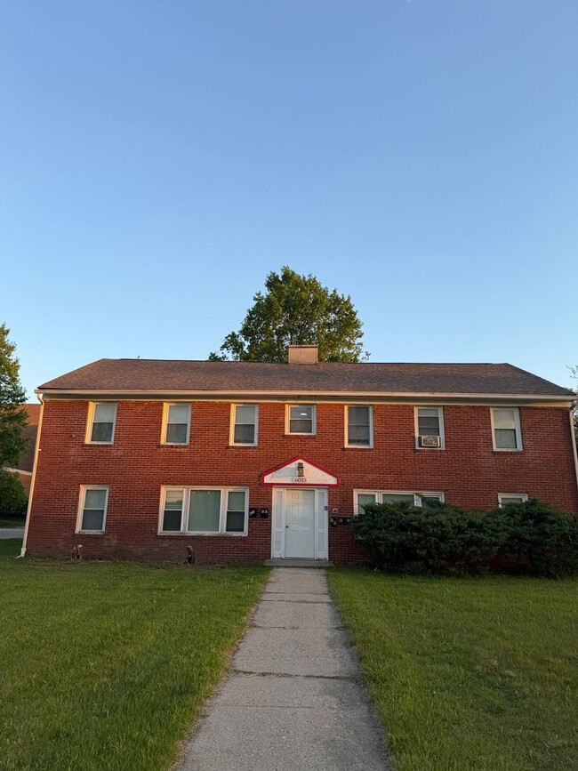 Building Photo - 6015 Dickson Rd Unit 6015 Dickson Rd #1