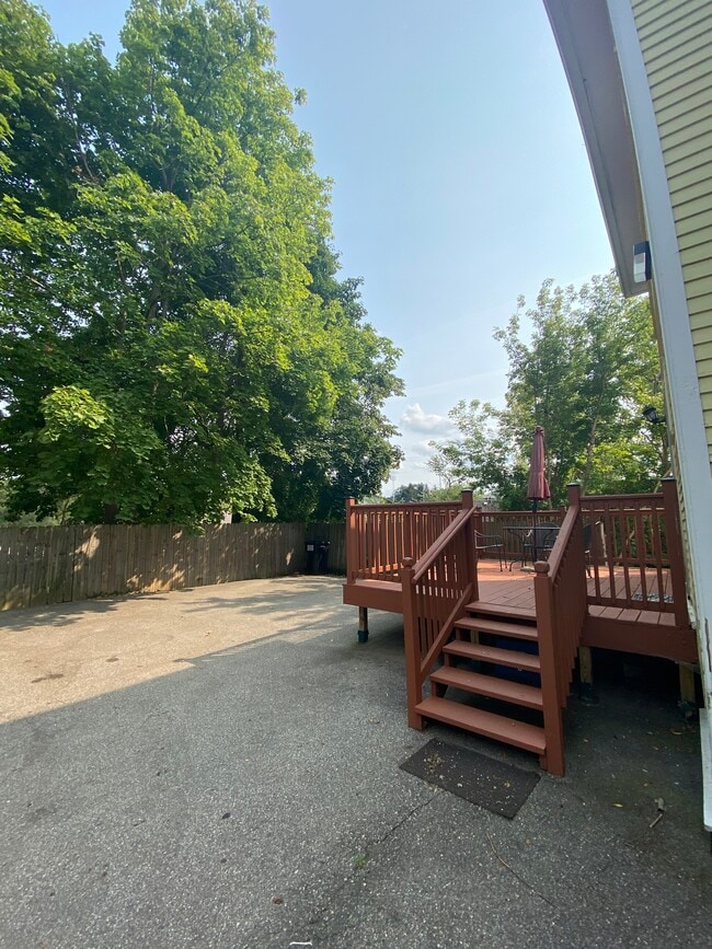 Backyard Patio/ample parking - 429 Stanwood St Unit 1
