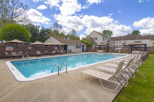 Pool - Briar Knoll Apts