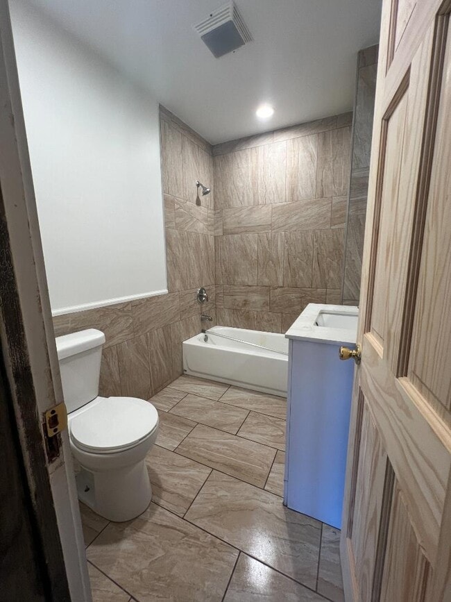 Photo - 2120 W Genesee Ave