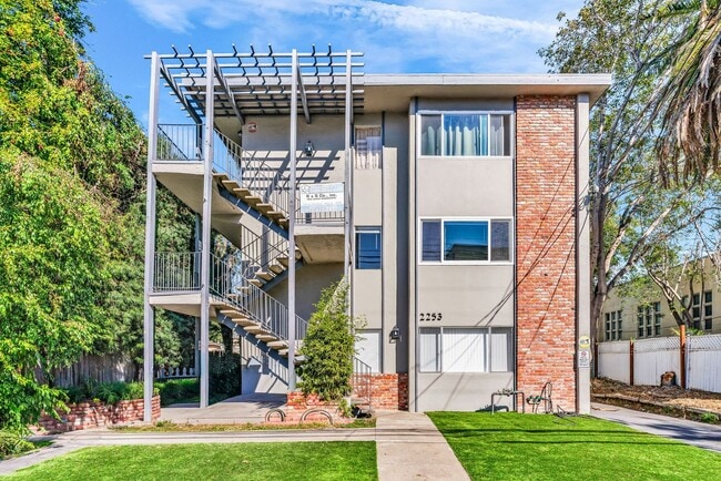 Building Photo - This is a large 2-bdr in a convenient, Fre... Unit A