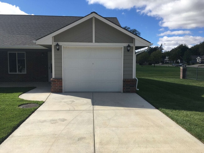 Building Photo - 655 E Main St