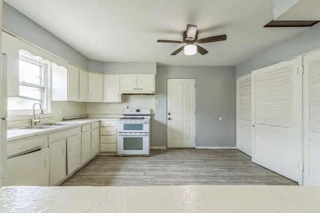 Photo - LIMITED TIME**NO APPLICATION FEE**1/2 OFF DEPOSIT**