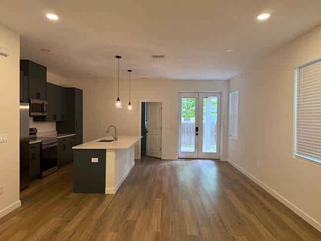Photo - 210 E Columbus Dr