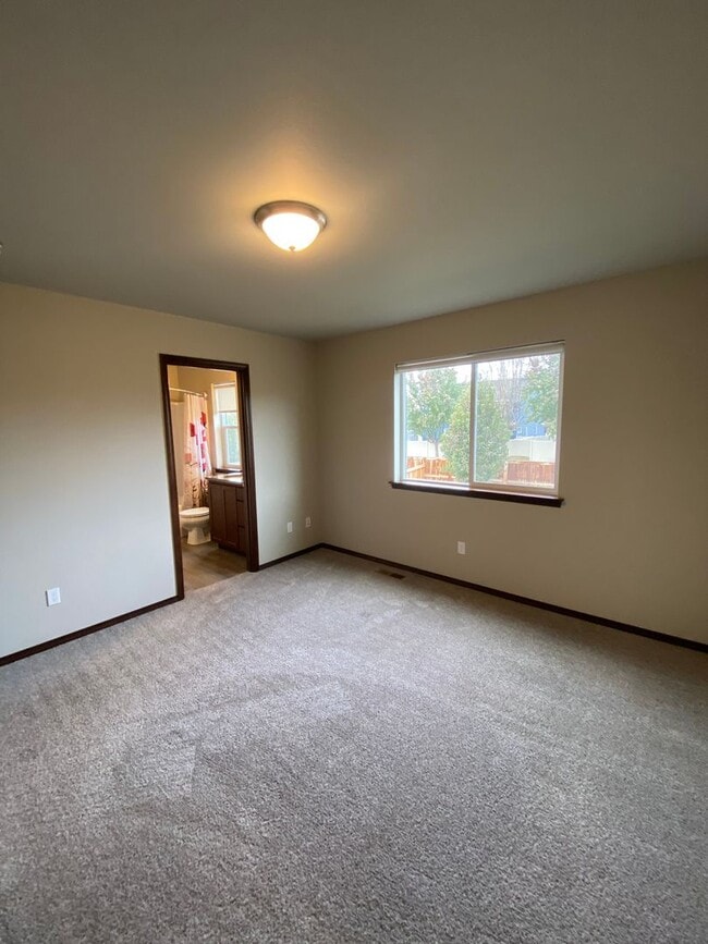 Photo - Beautiful 3 Bedroom 2.5  Bathroom Townhome w/ 2-car Garage - in the Eastmont School District!