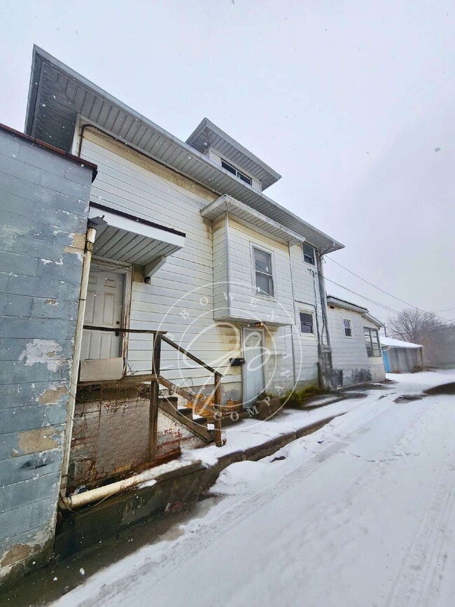 Building Photo - One of a kind 2 story 3-bedroom apartment! Unit B