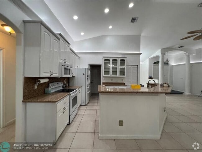 Building Photo - 7400 SW 37 Ct Rental