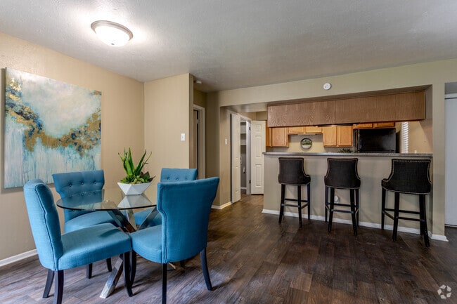 2BR, 2BA - 975 SF B2 Classic - Kitchen/Dining Area
