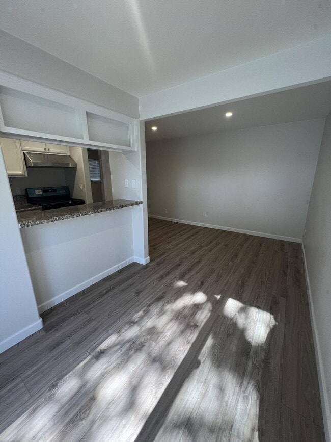 Charming 1-Bedroom Oasis on Highland Drive, Oxnard - Silver Stand