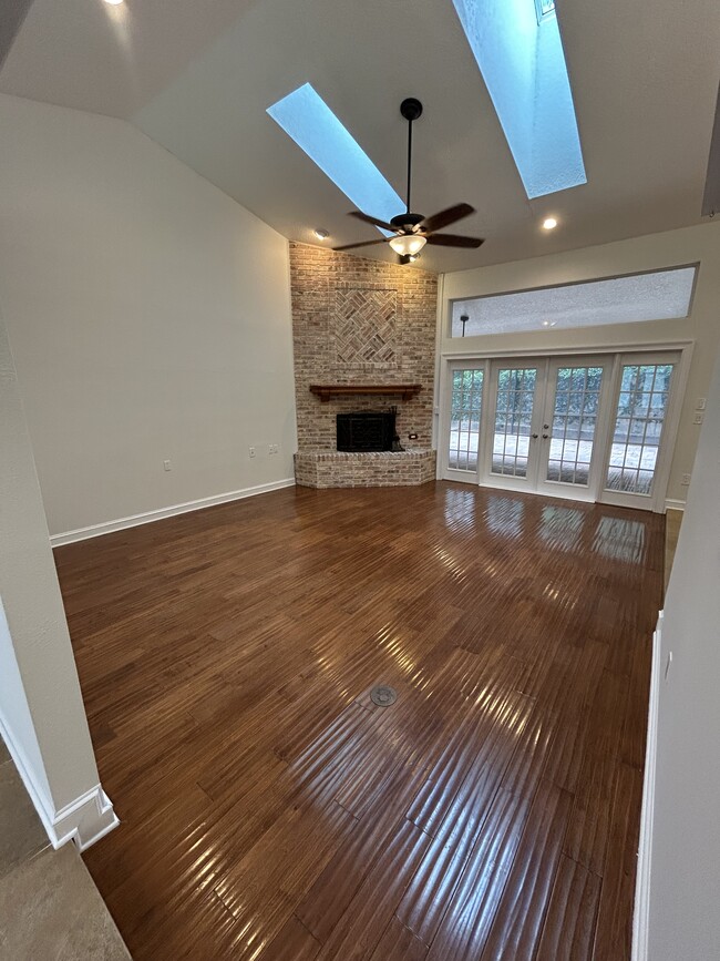 Photo - 942 Deerwood Loop