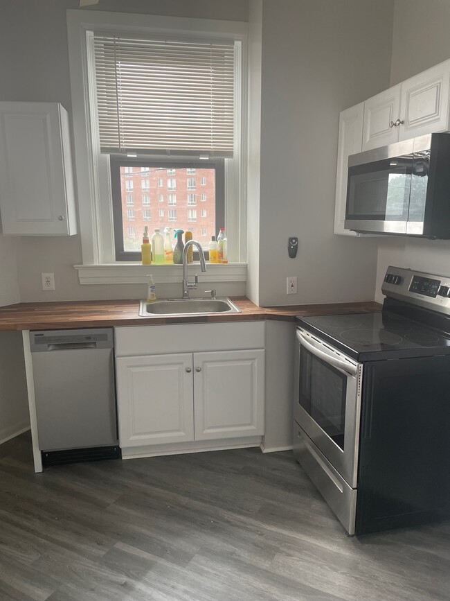 Building Photo - 406 Station Street Unit # 1 Rental