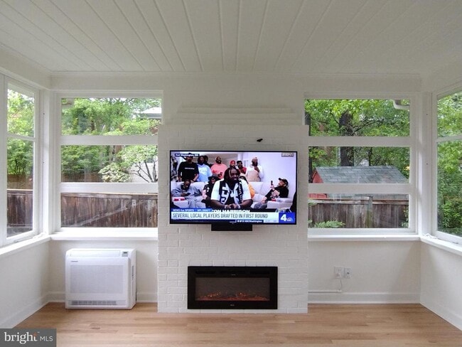 Photo - 1723 Oakcrest Dr