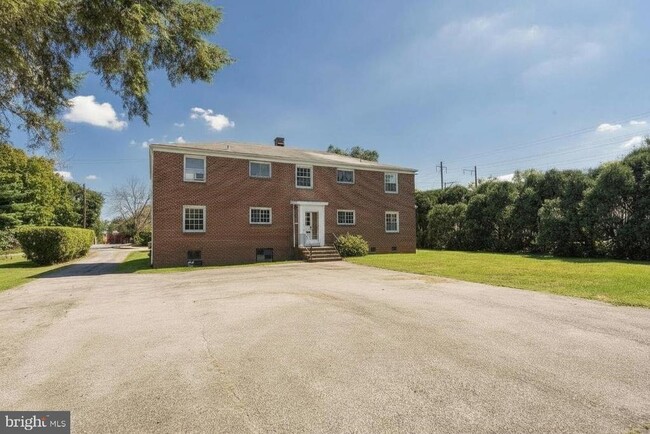 Building Photo - 10 Lloyd Ave Unit 1N