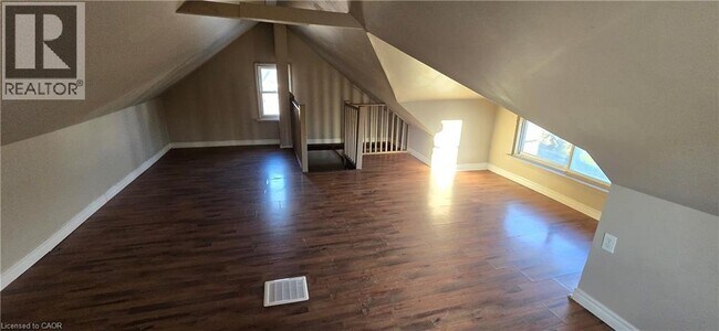 Photo - 42 Madison Ave N Unité Upper (2)