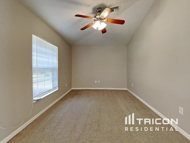 Photo - 1054 Valentine St