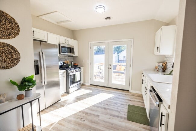 Building Photo - Updated 2-bedroom house $985