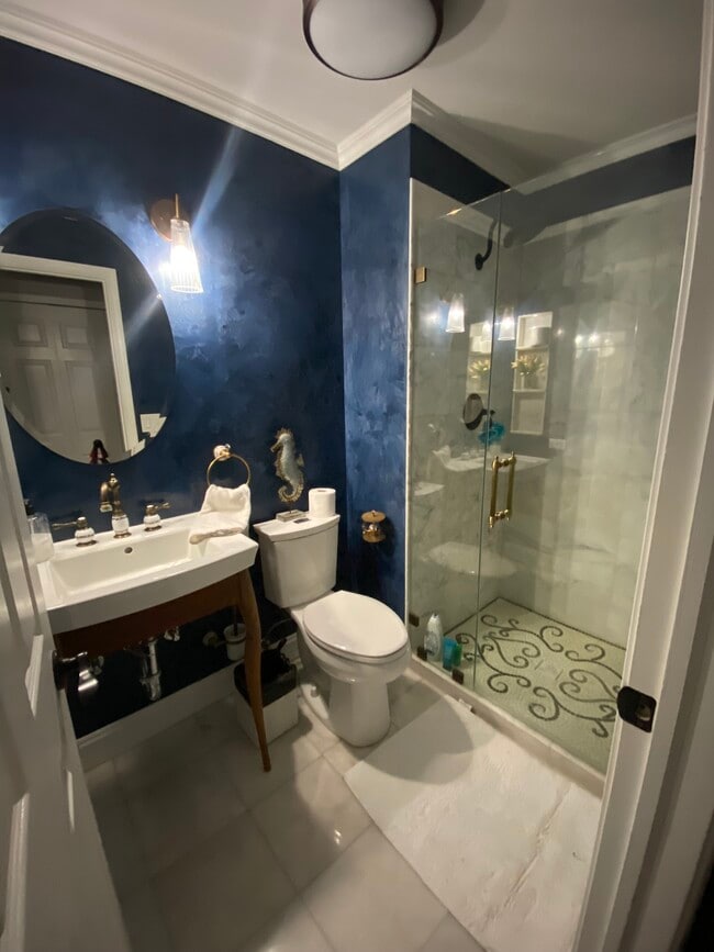Guest bathroom - 755 Golf Ln Unit 755