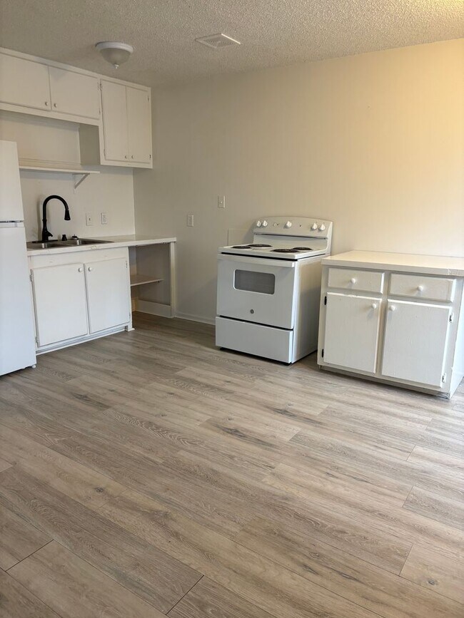 Photo - 2102 Clark St