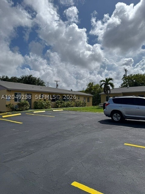 Building Photo - 16190 NE 19th Pl Unit 9