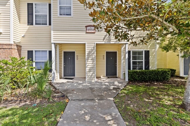 Building Photo - Charming Magnolia Place Townhome