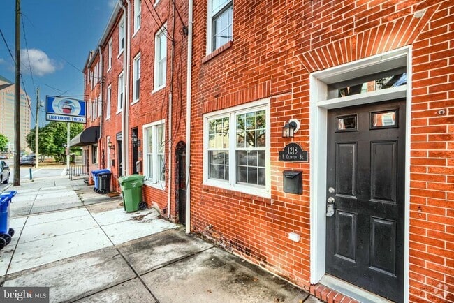 Building Photo - 1218 S Clinton St Rental
