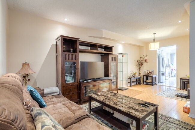 Photo - 2555 Thomas St