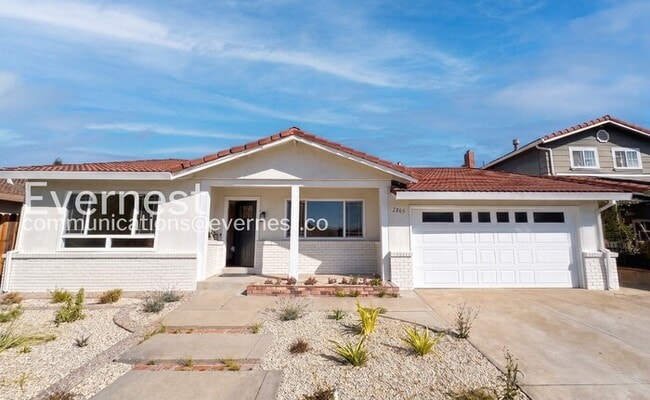 Building Photo - 4-Bed/2-Bath Home /Available Now!