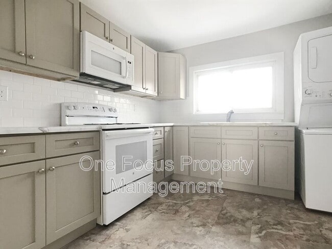 Building Photo - 327 Elm St Rental