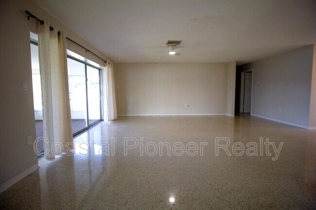Photo - 3900 14th Ln NE