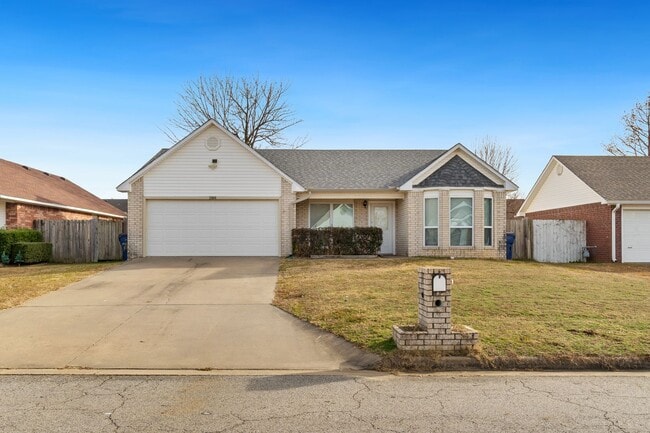 Building Photo - Gorgeous Brick 3 Bed / 2 Bath Home in Fort Smith