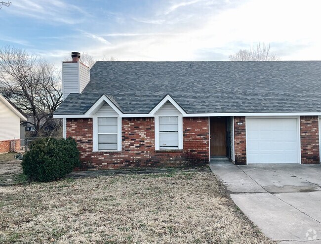 Building Photo - Newly updated 2 Bedroom Duplex Rental