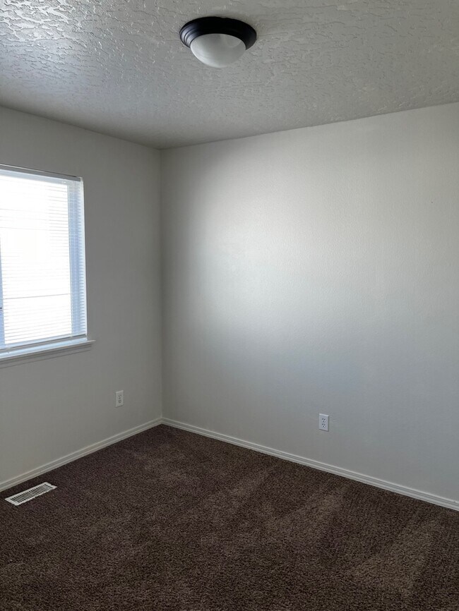 Photo - Updated 3bed 2 bath Duplex Unit Close to F...