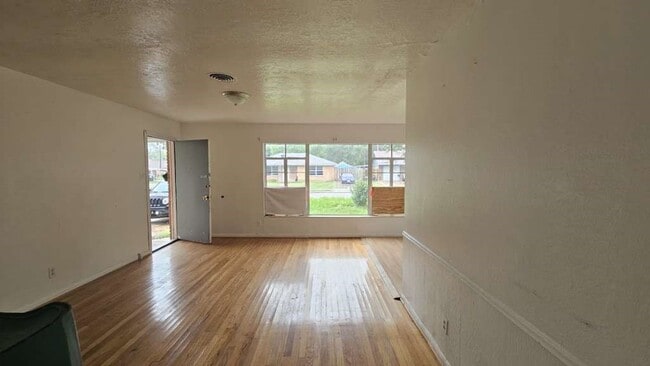 Photo - 121 E Riverwood Dr