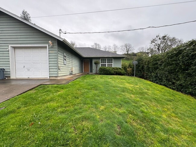 Building Photo - 2 bedroom 2 bathroom Roseburg Duplex