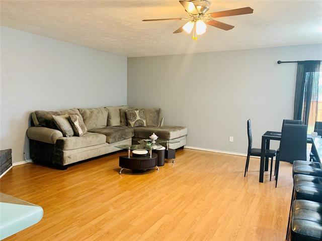 Photo - 5661 Phelps St