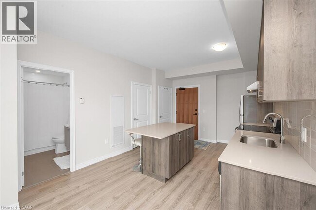 Photo - 121 Hwy 8 Unité 212