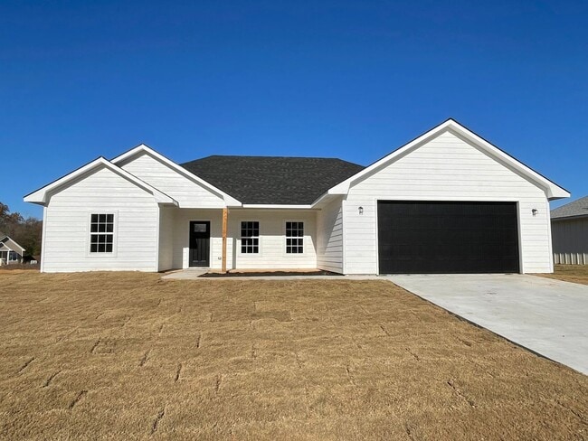 Building Photo - Comfortable 3/2 in Desired Neighborhood Rental