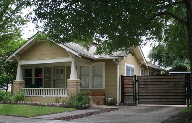 Photo - 1027 W Cottage St House