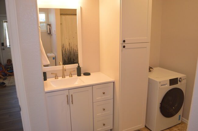 baño y lavadero - 618 Hudson Bay Dr Unidad B