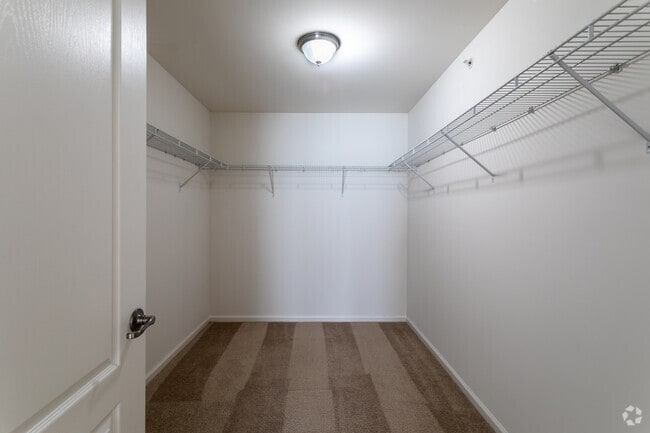 2BR Deluxe Walk In Closet