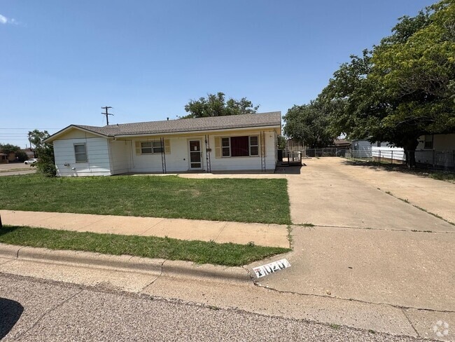 Building Photo - Corner House, BIG FENCED YARD, 3 Bed 2 Bath