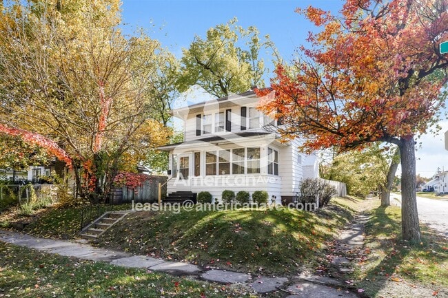 Building Photo - 1202 E Fox St