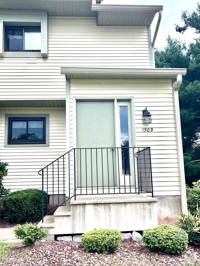 Building Photo - 1509 Summer Hill Dr Unit 1509 Rental
