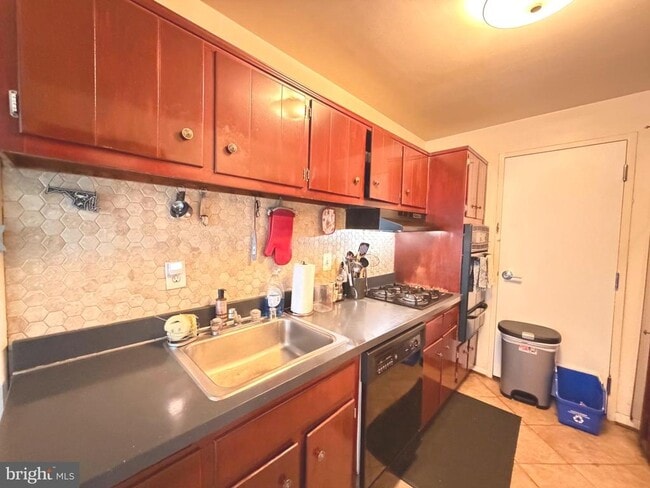 Building Photo - 10201 Grosvenor Pl Unit 320