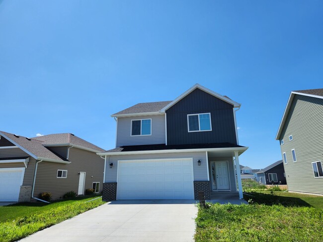 Modern Trilevel 3 bed/3 bath home-Availabl... - Modern Trilevel 3 bed/3 bath home-Availabl...