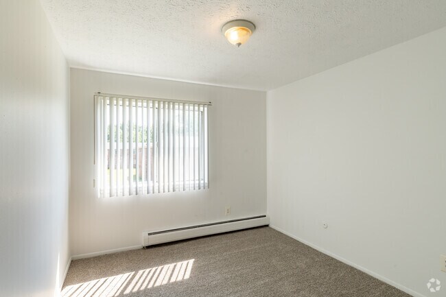 2BR, 1BA - 880SF