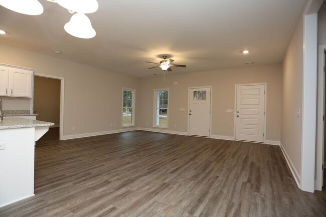 Photo - 4 Bedroom Brick House Available TODAY!