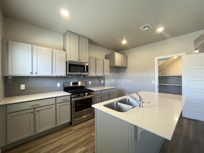 Photo - 13517 Blue Jacket