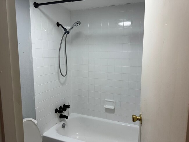 Photo - * MOVE IN SPECIAL * 1/2 OFF 2ND MONTH'S RENT!! Spacious 876 SF Unit - 2 bd / 1 ba near UF - Brand...