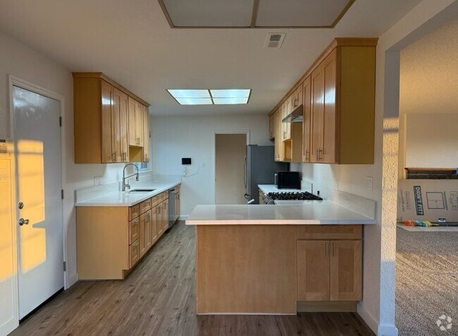 Building Photo - 4310 Hillview Dr Rental